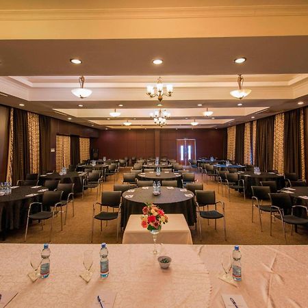 Protea Hotel By Marriott Dar Es Salaam Courtyard Экстерьер фото