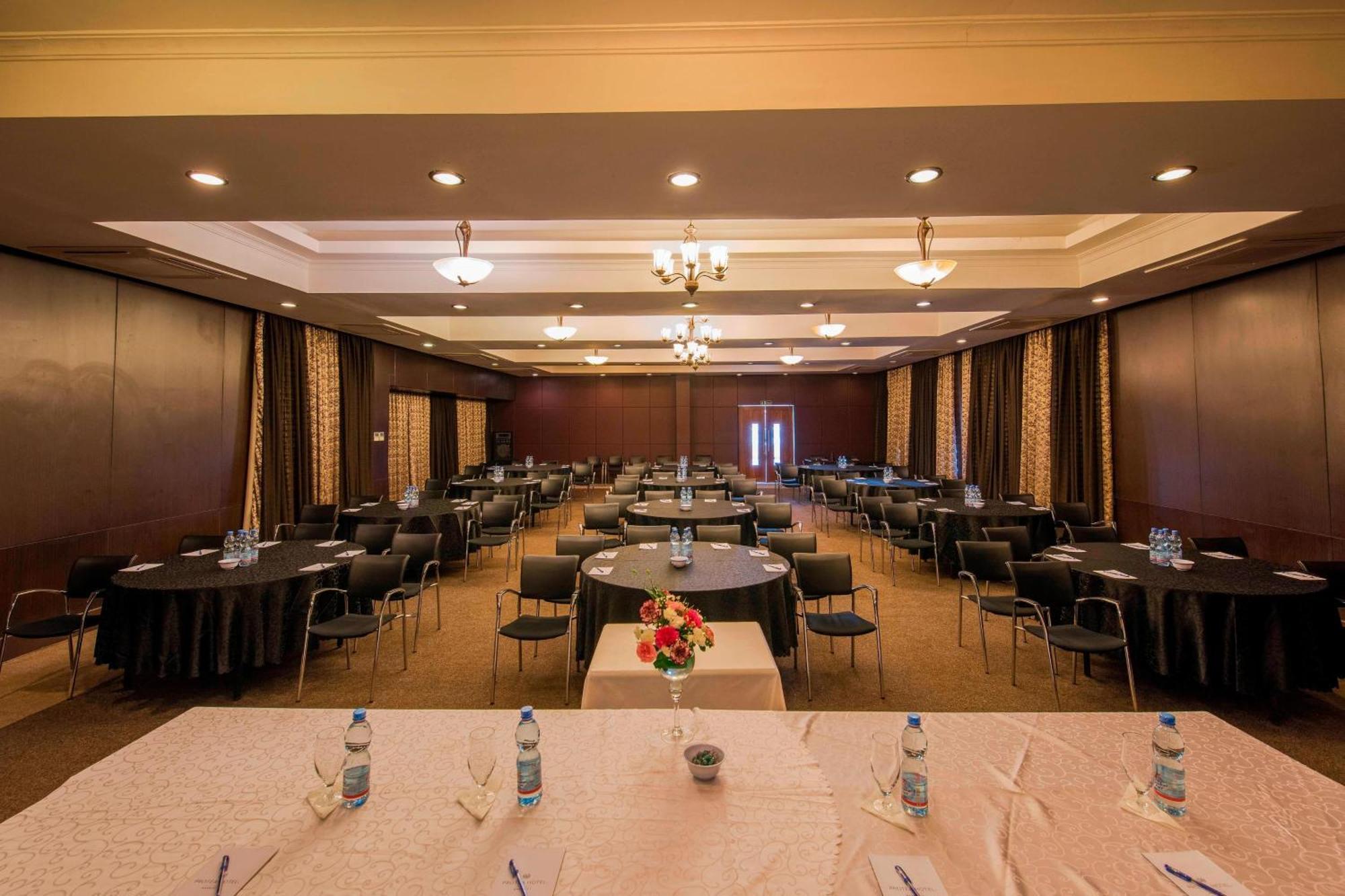 Protea Hotel By Marriott Dar Es Salaam Courtyard Экстерьер фото