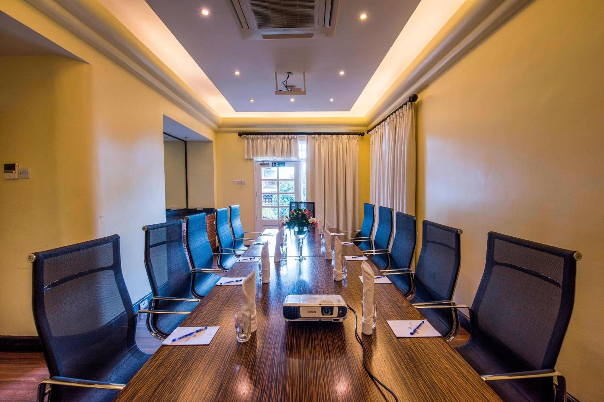 Protea Hotel By Marriott Dar Es Salaam Courtyard Экстерьер фото
