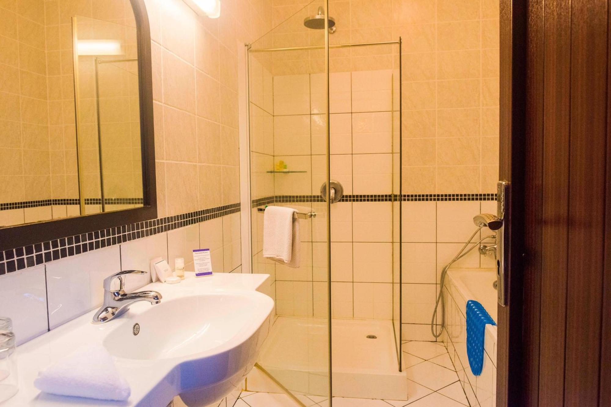 Protea Hotel By Marriott Dar Es Salaam Courtyard Экстерьер фото
