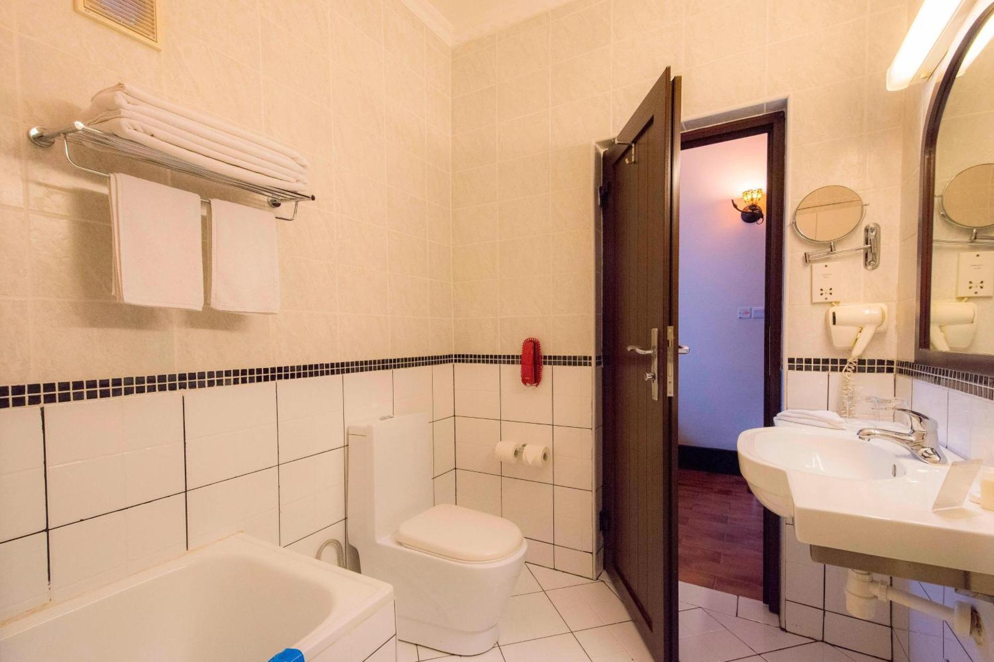 Protea Hotel By Marriott Dar Es Salaam Courtyard Экстерьер фото