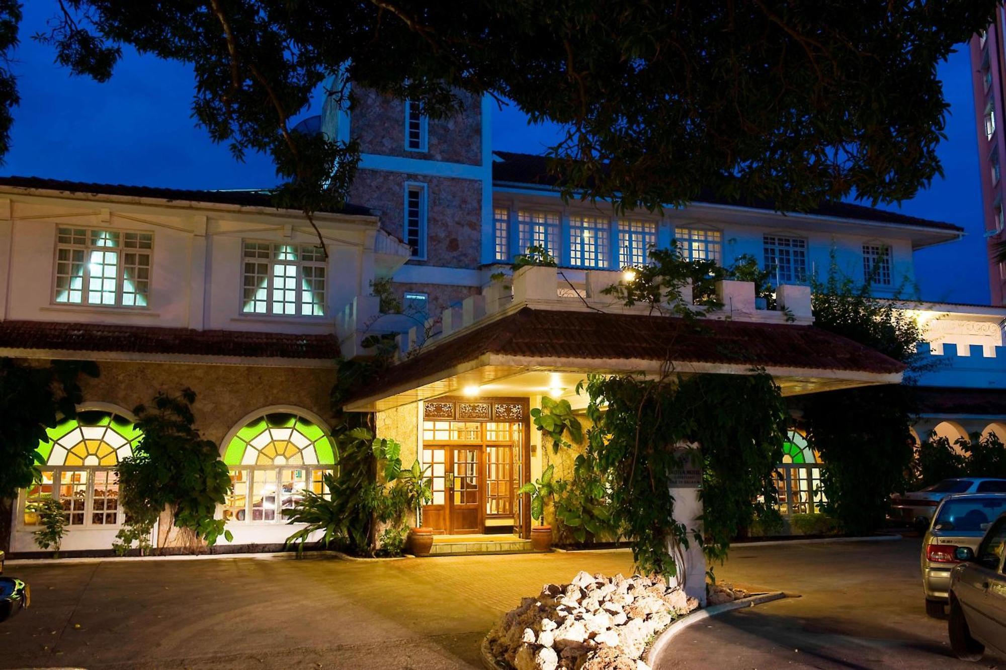 Protea Hotel By Marriott Dar Es Salaam Courtyard Экстерьер фото
