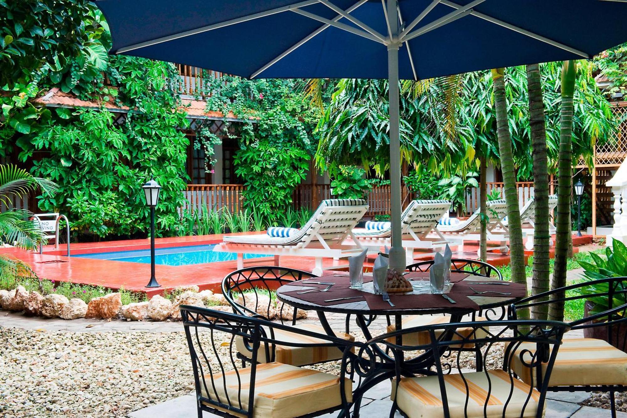 Protea Hotel By Marriott Dar Es Salaam Courtyard Экстерьер фото