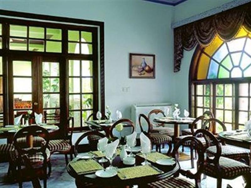 Protea Hotel By Marriott Dar Es Salaam Courtyard Экстерьер фото