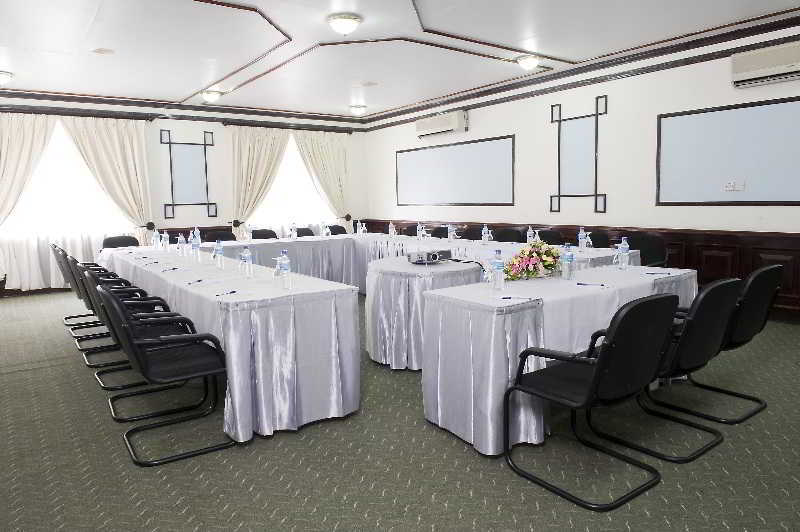 Protea Hotel By Marriott Dar Es Salaam Courtyard Экстерьер фото