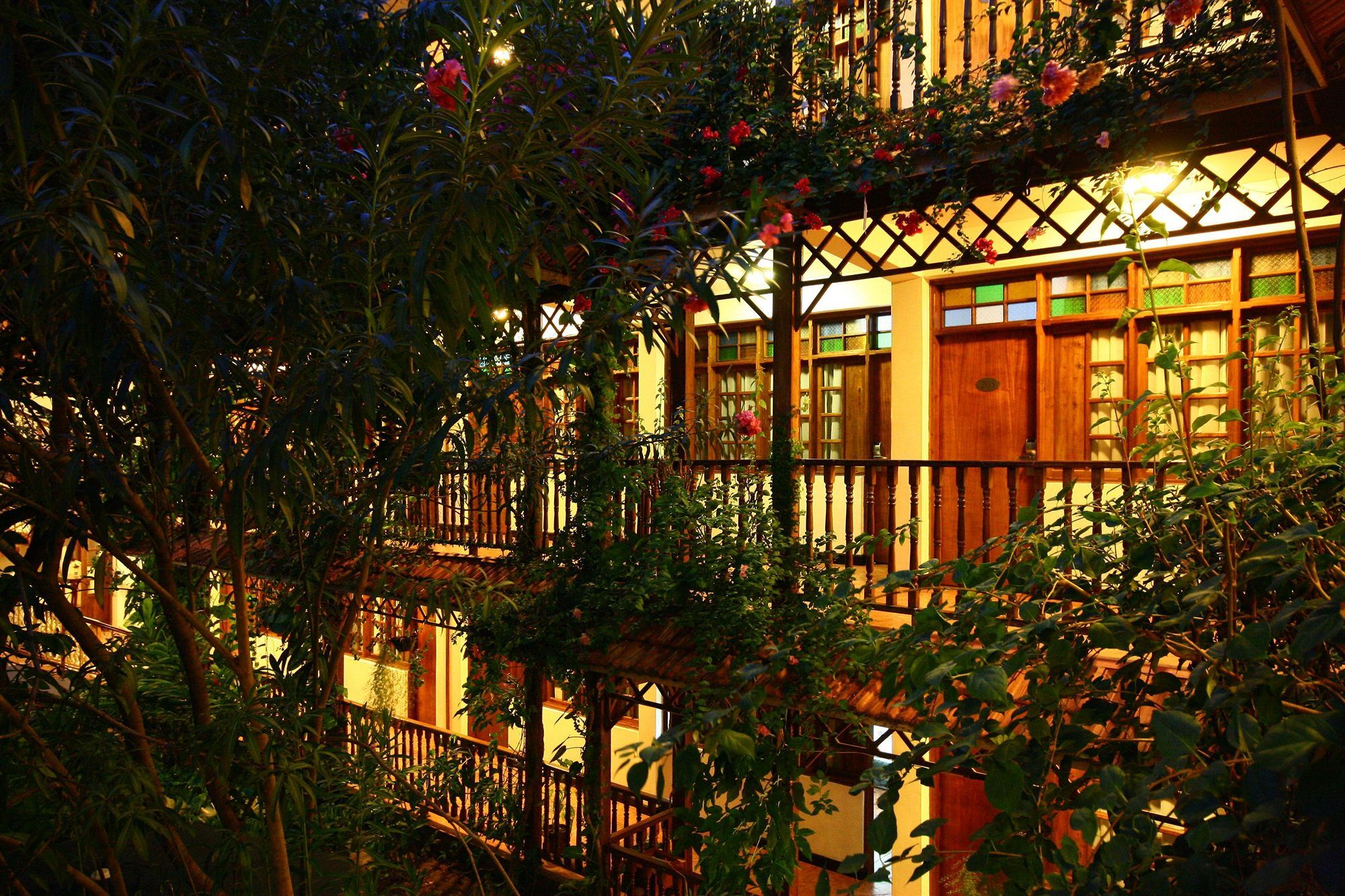 Protea Hotel By Marriott Dar Es Salaam Courtyard Экстерьер фото