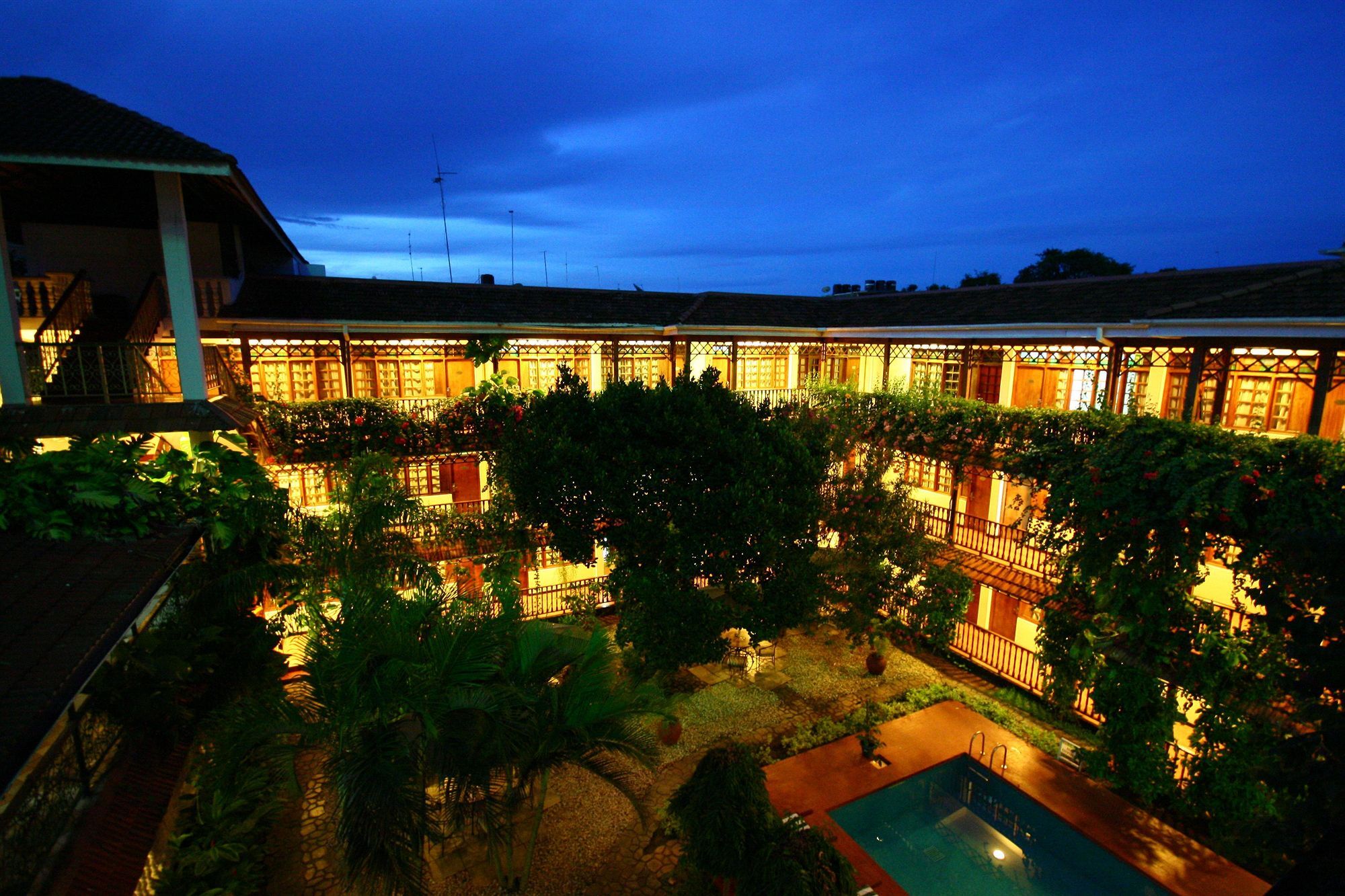 Protea Hotel By Marriott Dar Es Salaam Courtyard Экстерьер фото